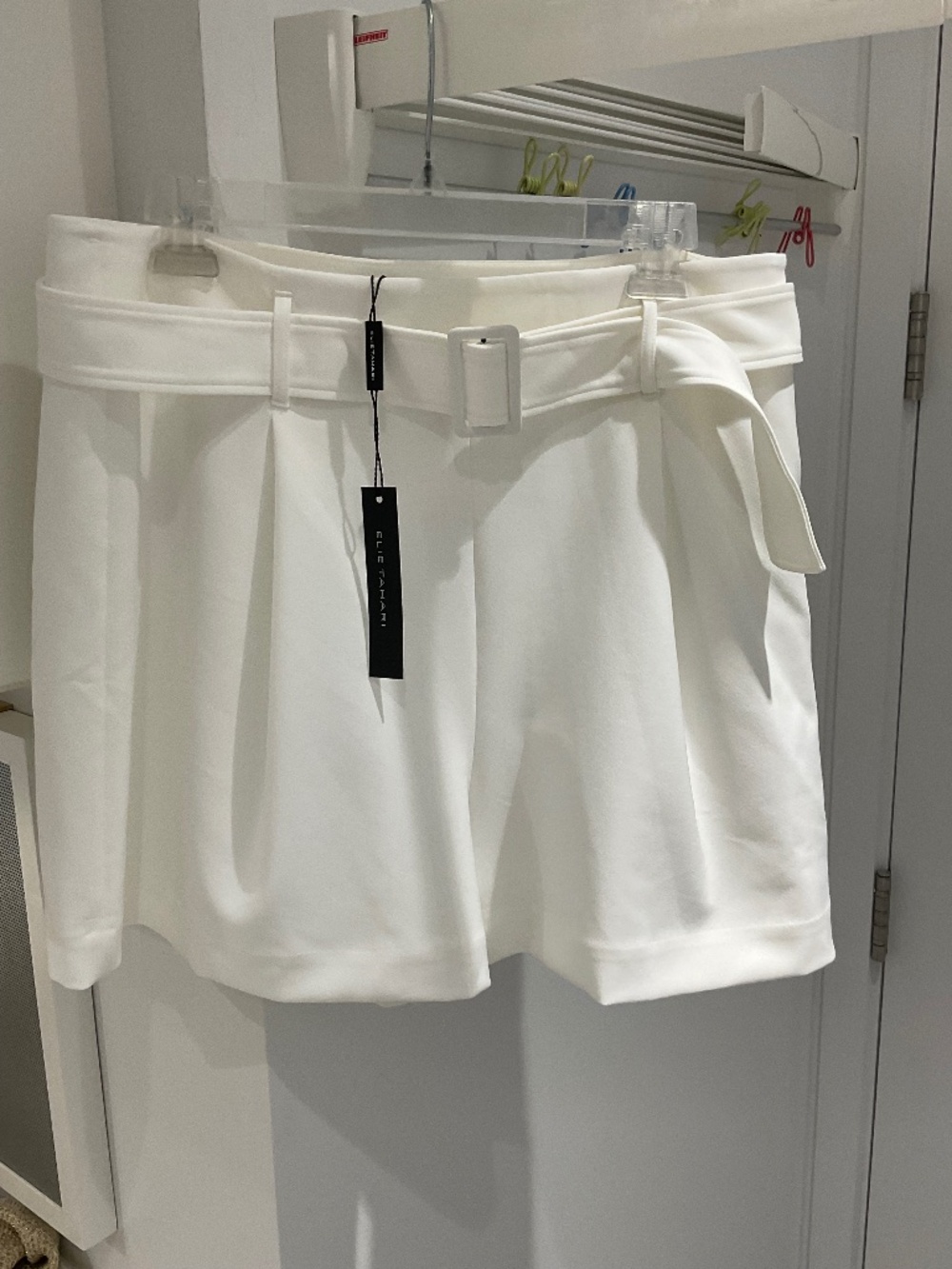 ELIE TAHARI WHITE DRESS SHORTS WITH A BELT SIZE 12